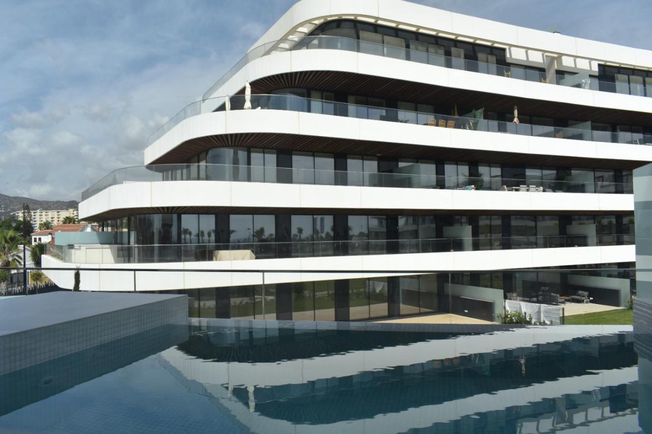 Luxury Complex Beachfront Apartment, Infinity Pool, Sauna, Gym And Large Terrace Τορρεμολίνος Εξωτερικό φωτογραφία