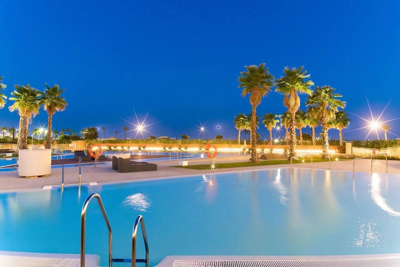 Luxury Complex Beachfront Apartment, Infinity Pool, Sauna, Gym And Large Terrace Τορρεμολίνος Εξωτερικό φωτογραφία