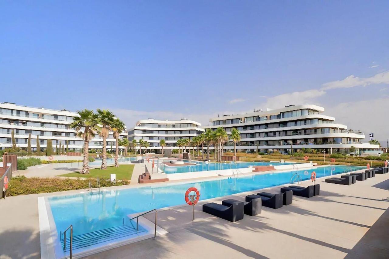 Luxury Complex Beachfront Apartment, Infinity Pool, Sauna, Gym And Large Terrace Τορρεμολίνος Εξωτερικό φωτογραφία